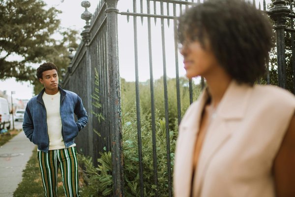 Comment porter des pantalons à fleurs avec classe sans surcharger votre look ?